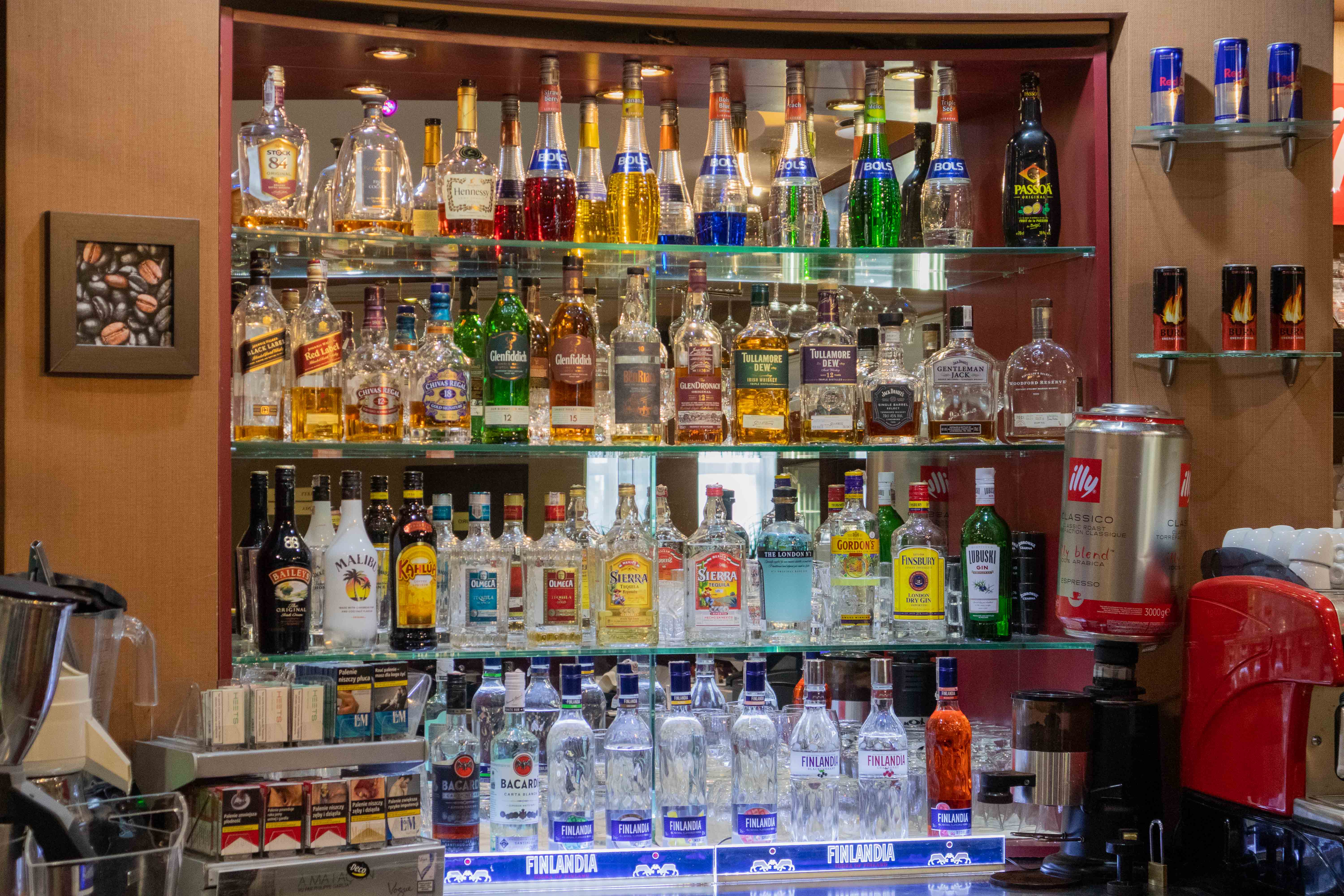 Hotel Boss Warszawa: bar side view with the colourful alcohol bottles
